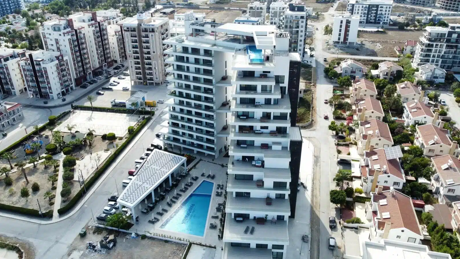 Luftaufnahme der Wohnanlage Panorama in Long Beach mit Pool, Dachterrasse und Parkflächen