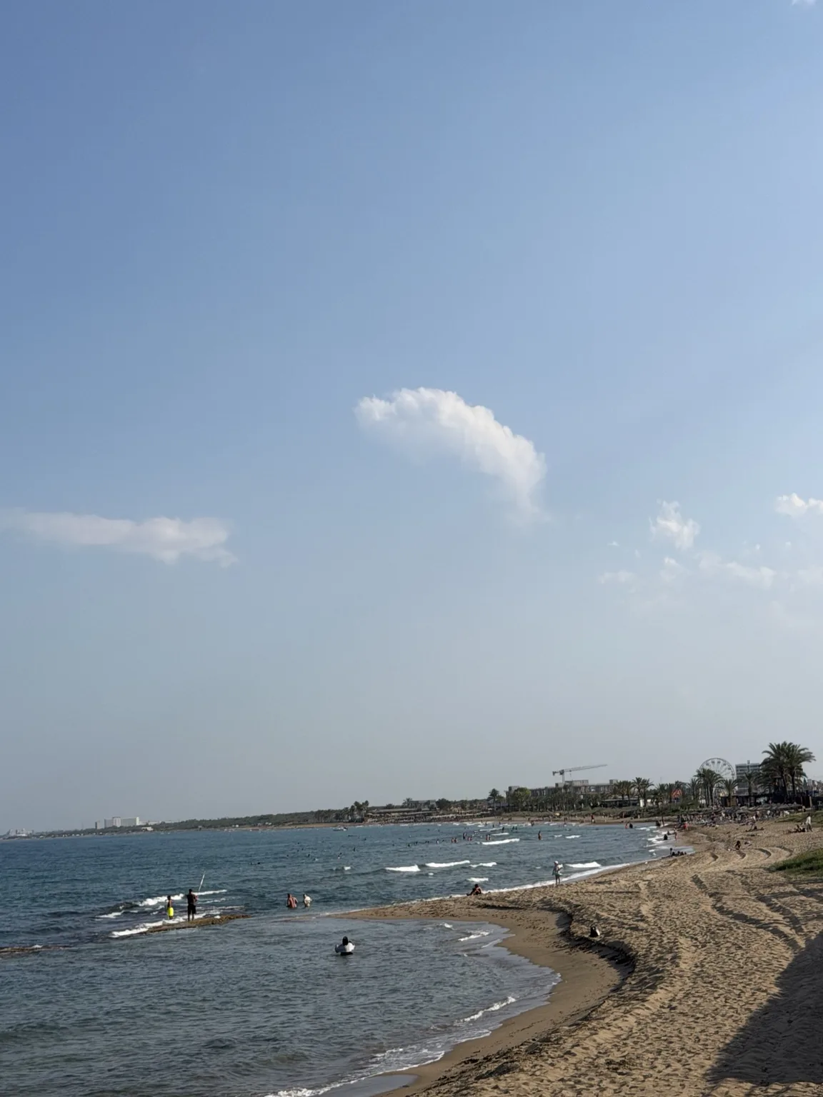 Sandstrand und blaues Meer am Long Beach bei İskele in Nordzypern