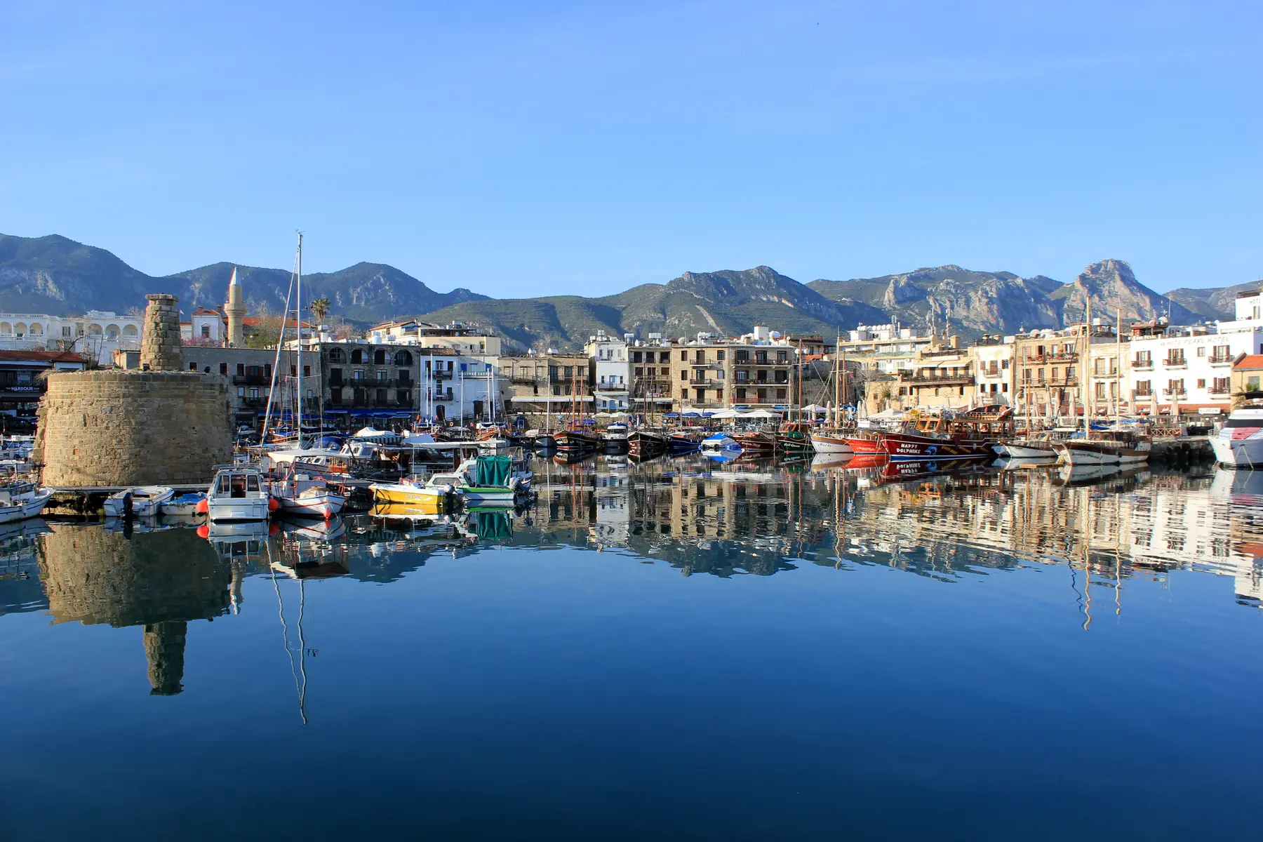 Historischer Hafen von Girne mit Booten und der Burg von Kyrenia