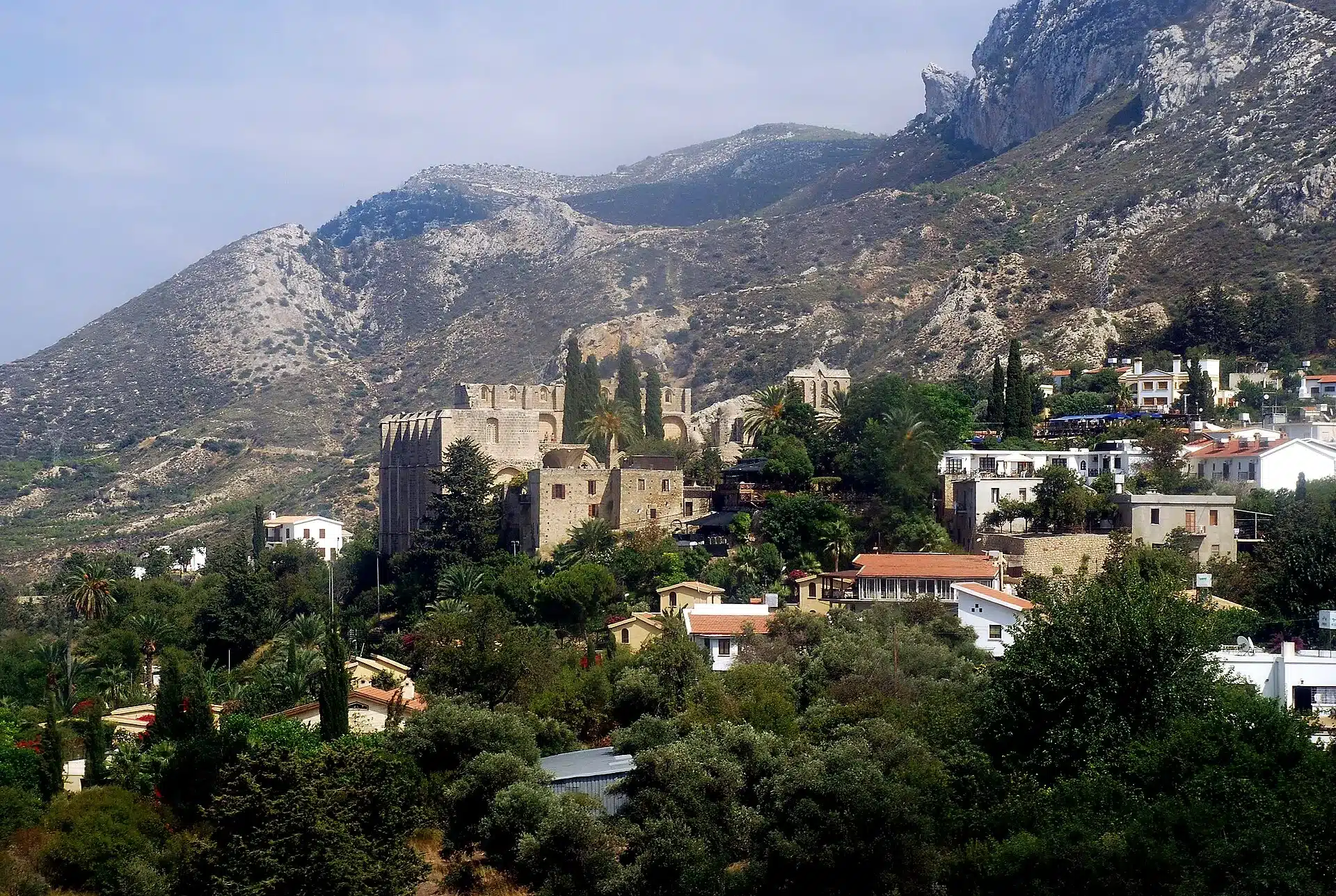 Bellapais mit seiner historischen Abtei, dem grünen Dorf und der Bergkulisse