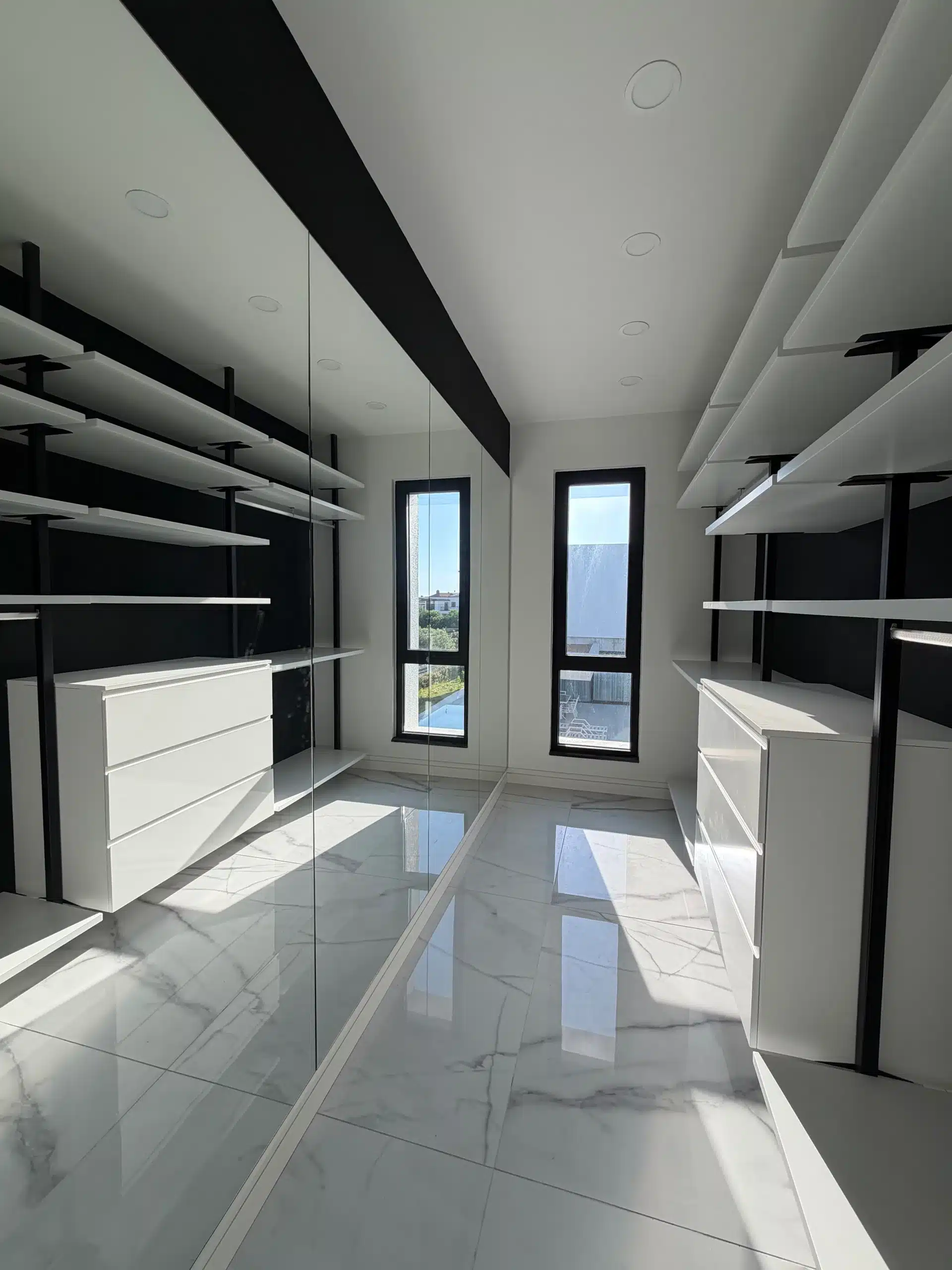 Begehbarer Kleiderschrank mit großzügigem Stauraum