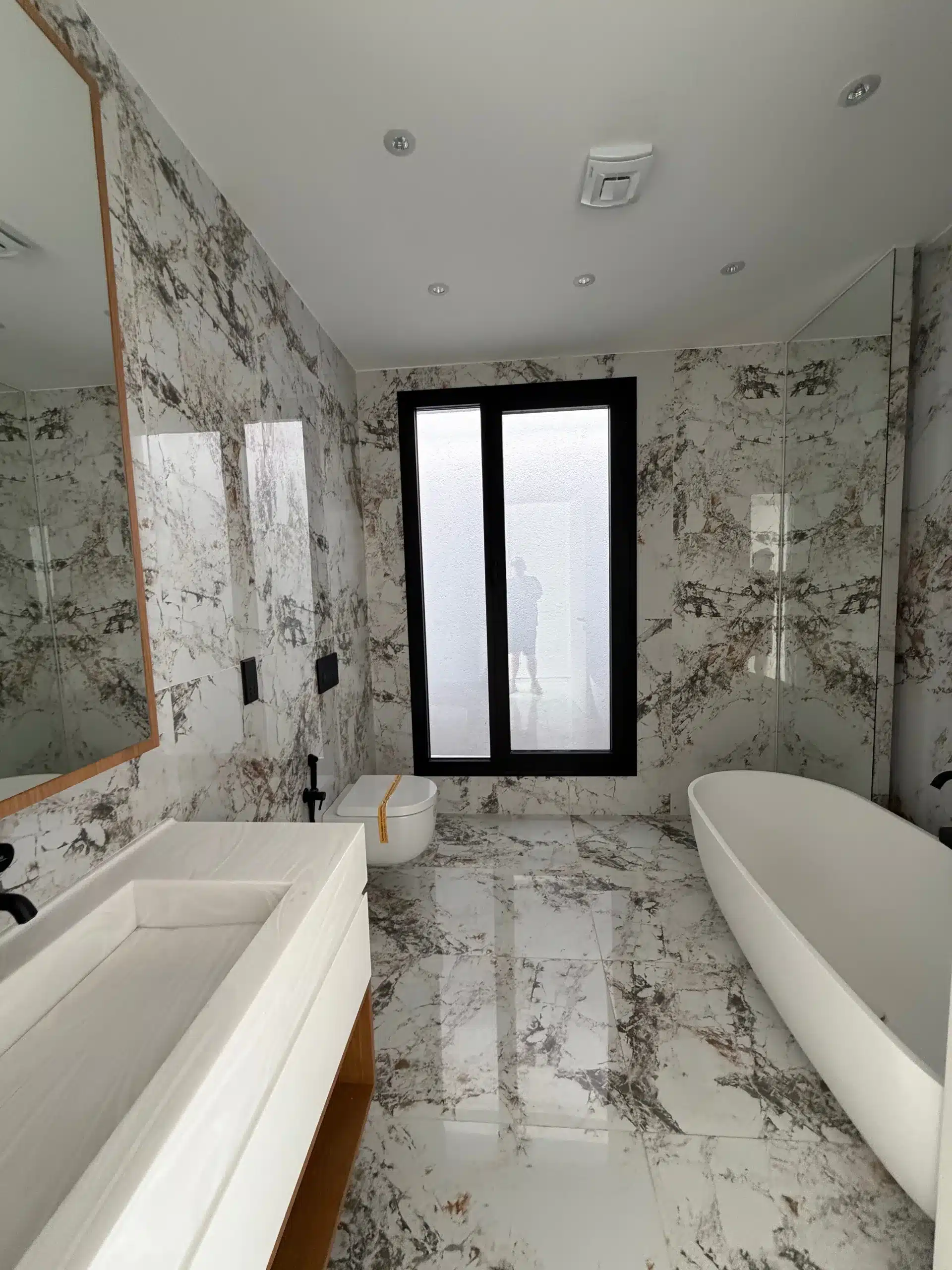 Badezimmer der Villa in Bellapais mit freistehender Wanne und Tageslicht
