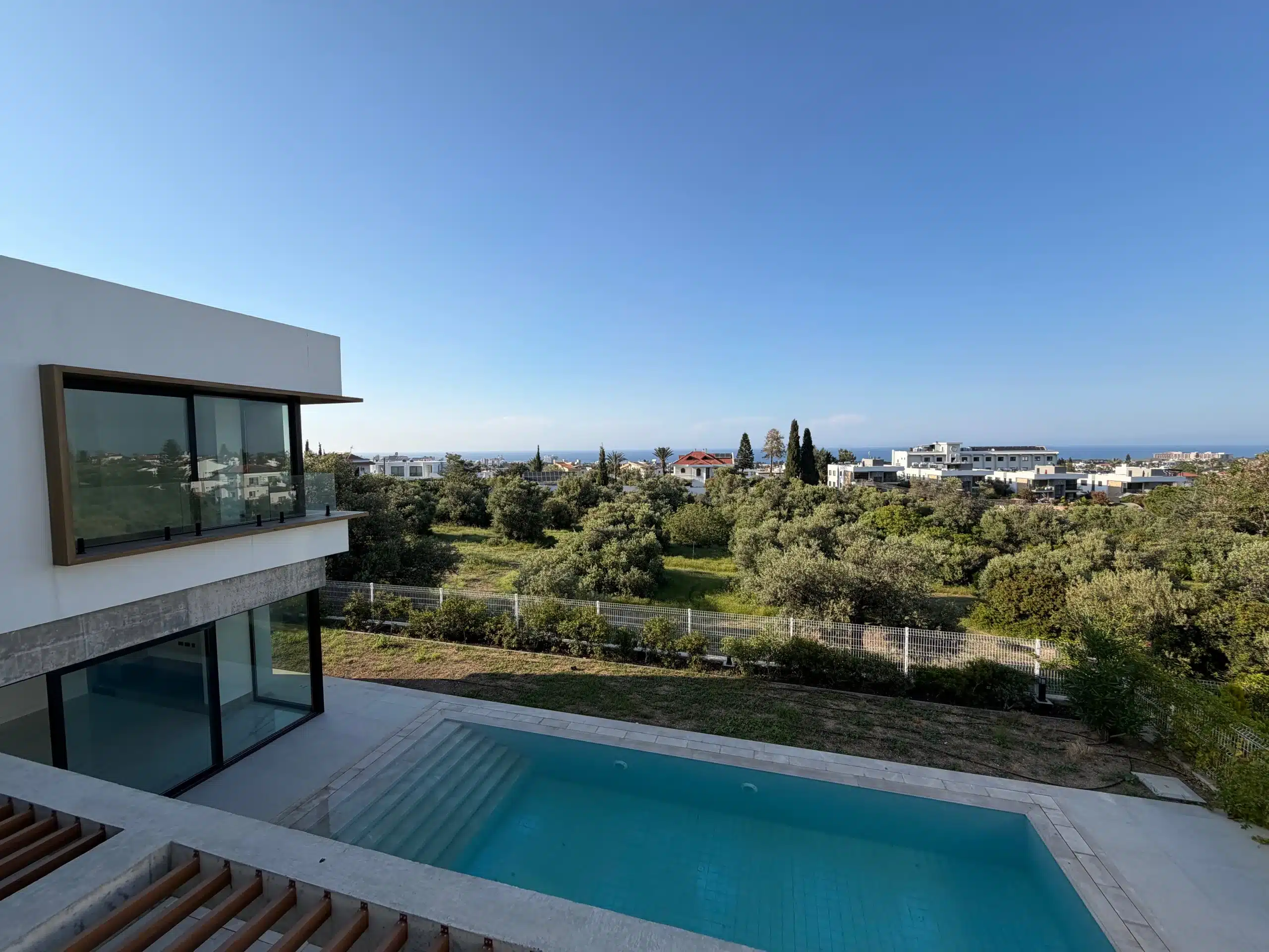 Meerblick von der oberen Etage der Luxusvilla in Bellapais über Garten und Pool