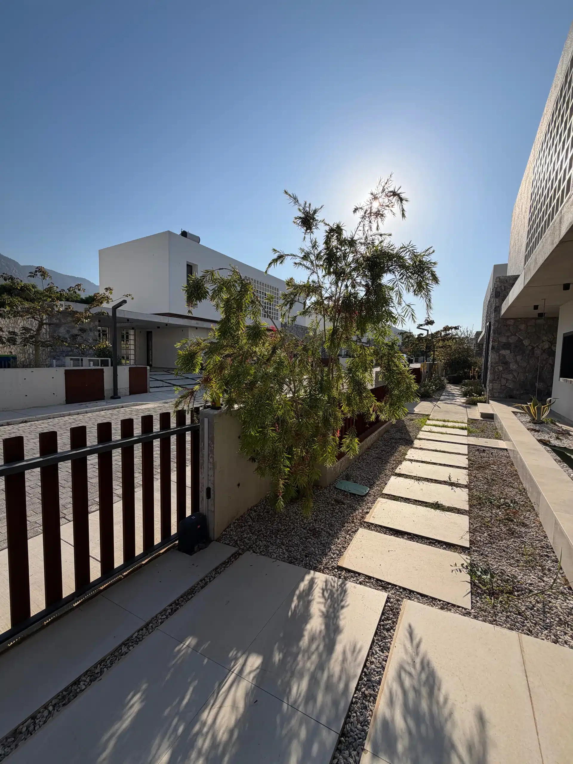 Vorgarten und Blick zur privaten Zufahrt