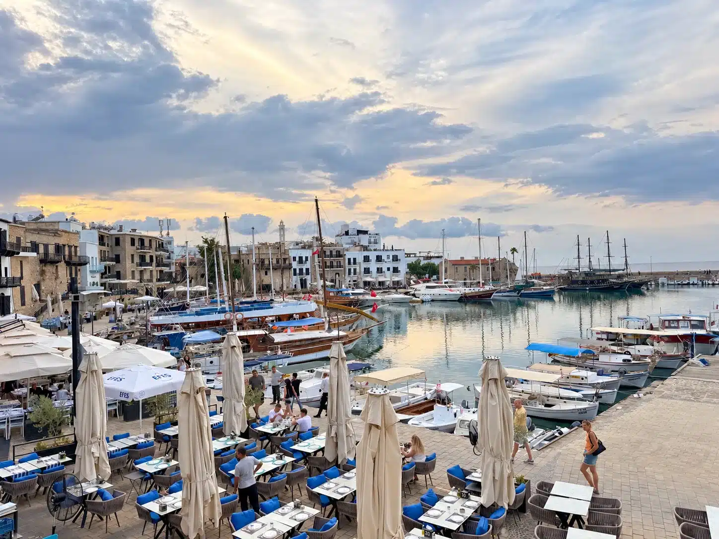 Historischer Hafen von Kyrenia in Girne mit Booten, Restaurants und Cafés am Wasser